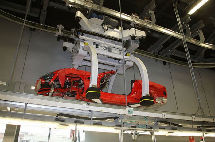 Внутри сборочного цеха Ferrari (35 фото)