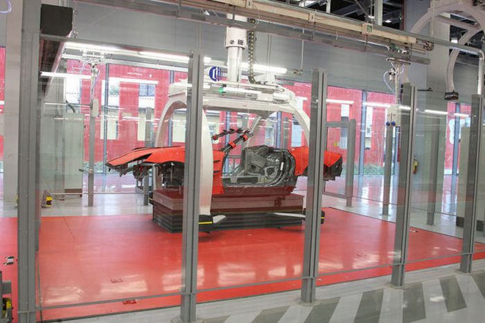 Внутри сборочного цеха Ferrari (35 фото)