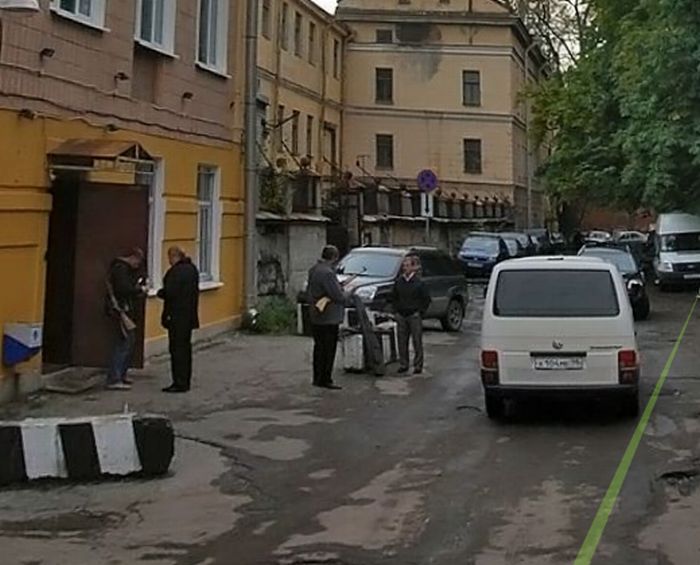 Что происходит на улице Бобруйской в Питере? (6 фото)