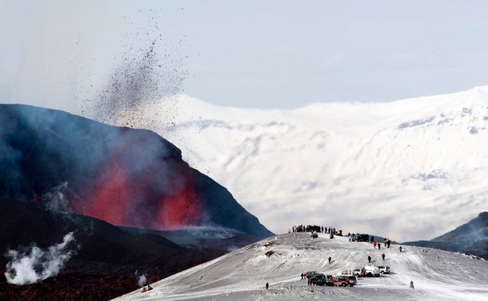 Извержение вулкана Эйяфьятлайокудль в Исландии (24 фото)