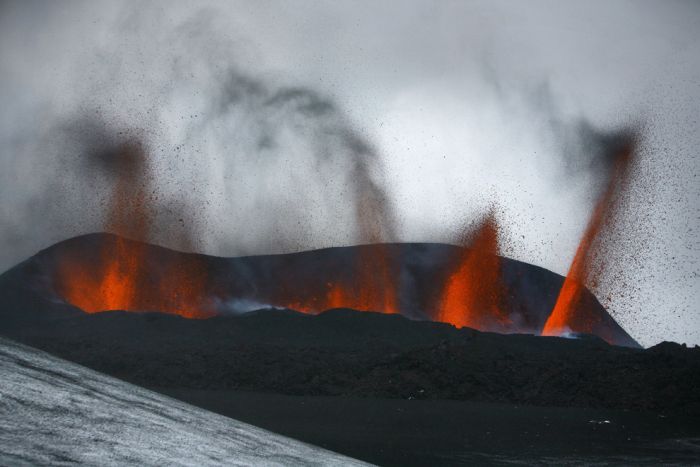 Извержение вулкана Эйяфьятлайокудль в Исландии (24 фото)