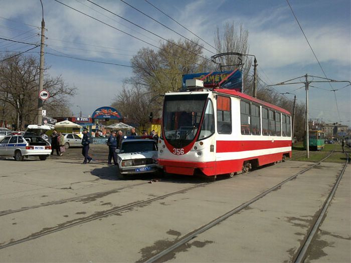 Трамвай против ДПС в Таганроге (8 фото)