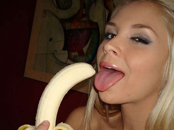 Девушки и бананы (18 фото)