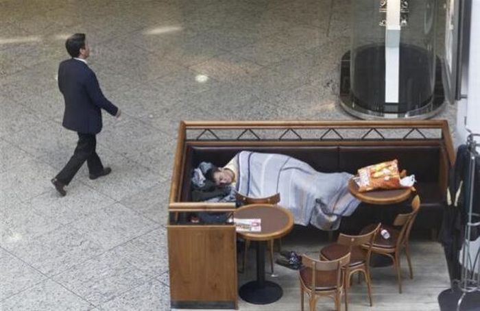 Люди могут спать везде (40 фото)