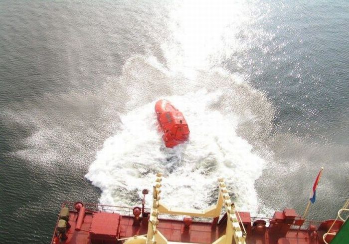 Прыжки в воду на спасательной лодке (7 фото)