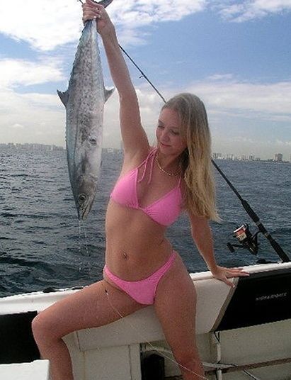 Девушки рыбачат в бикини (39 фото)