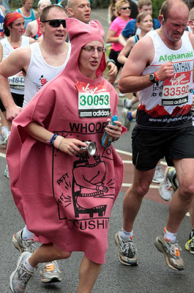 Лучшие костюмы лондонского марафона 2010 (42 фото)