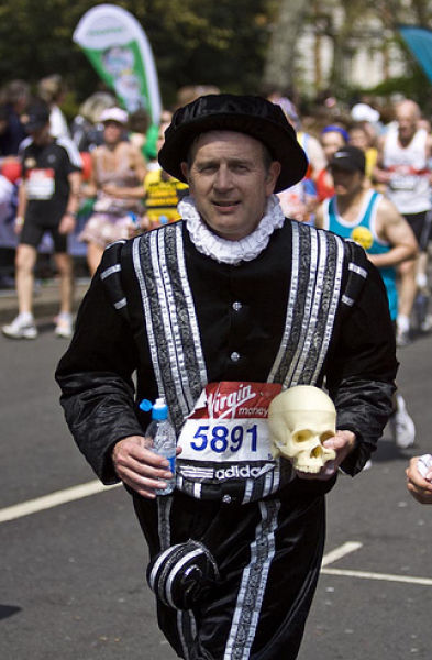 Лучшие костюмы лондонского марафона 2010 (42 фото)