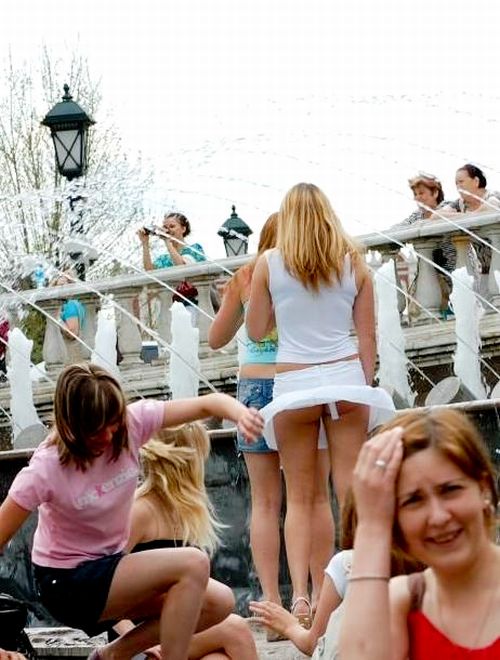 Почему девушки в юбках не любят ветер (60 фото)