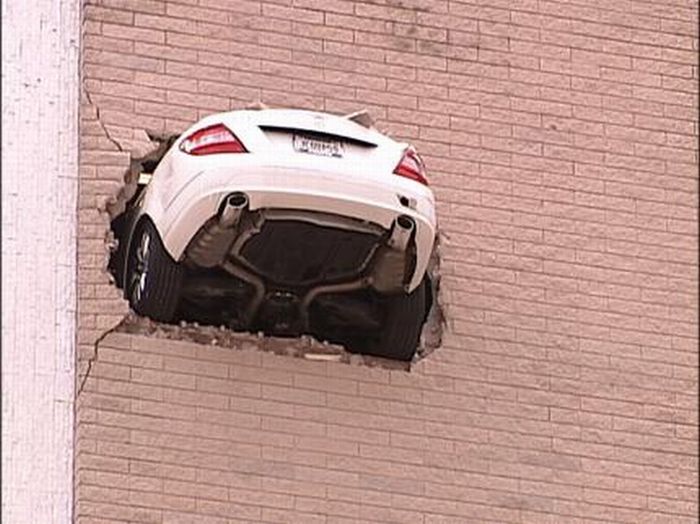 Mercedes подвис в стене на уровне 6-го гаража (11 фото)
