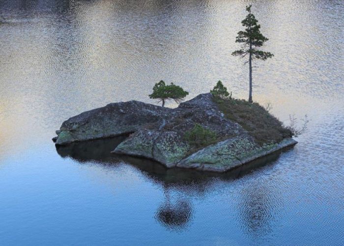 Красивый крошечный остров в середине озера (22 фото)