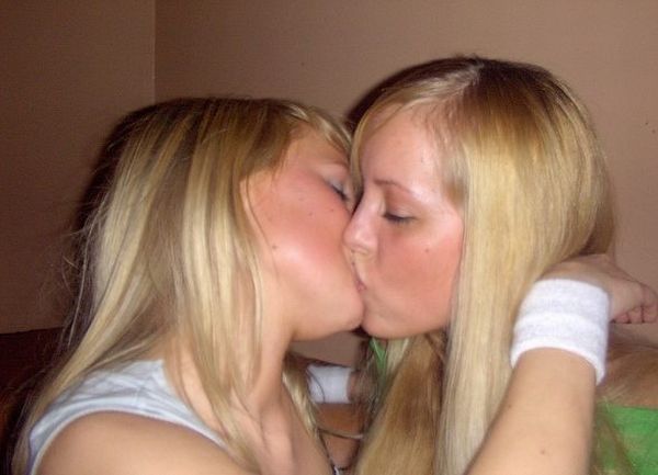 Девушки целуются (33 фото)