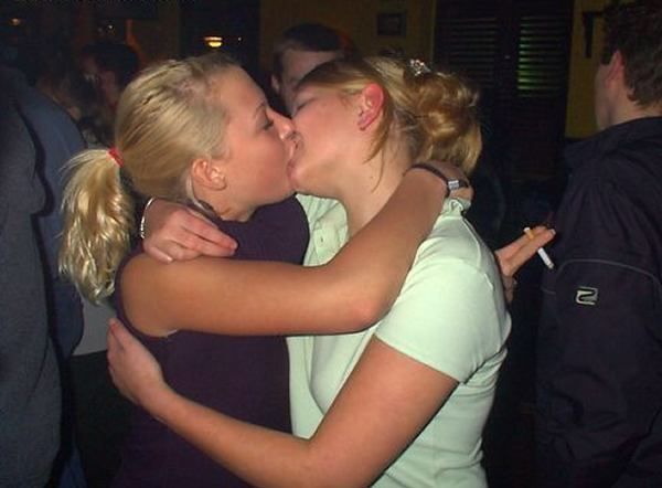 Девушки целуются (33 фото)