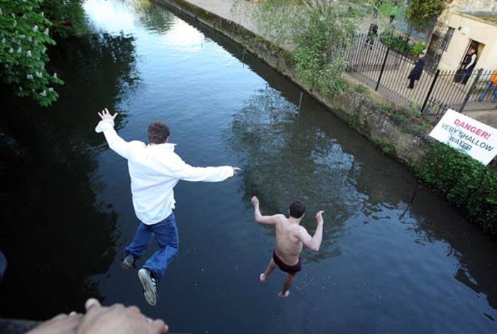 Прыжки с моста в Англии (16 фото)