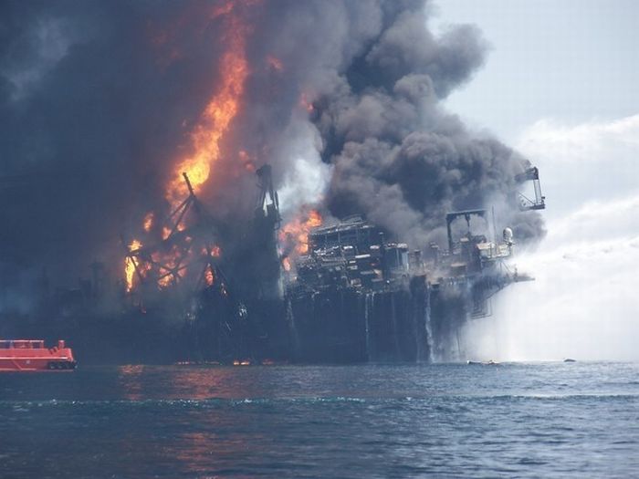 Нефтяная платформа в огне (13 фото)