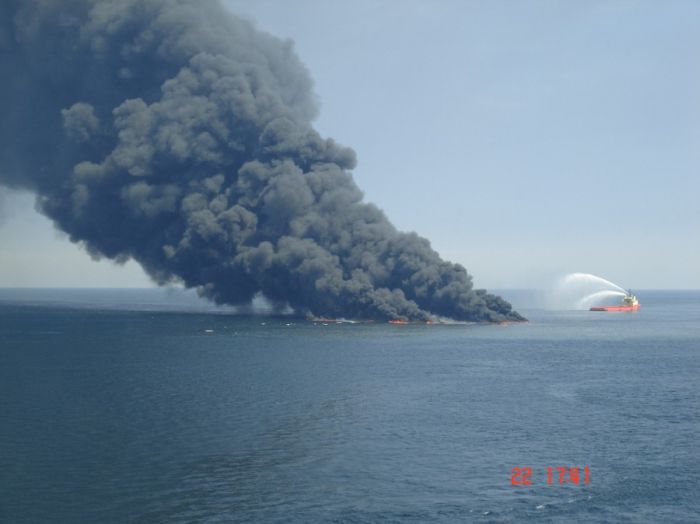 Нефтяная платформа в огне (13 фото)