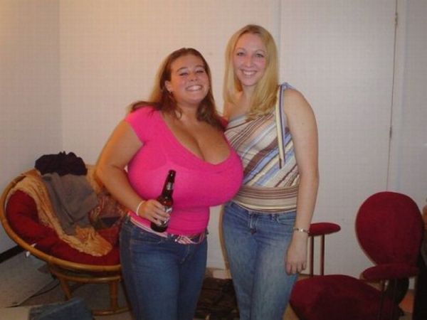 Девушки с огромной грудью (40 фото)