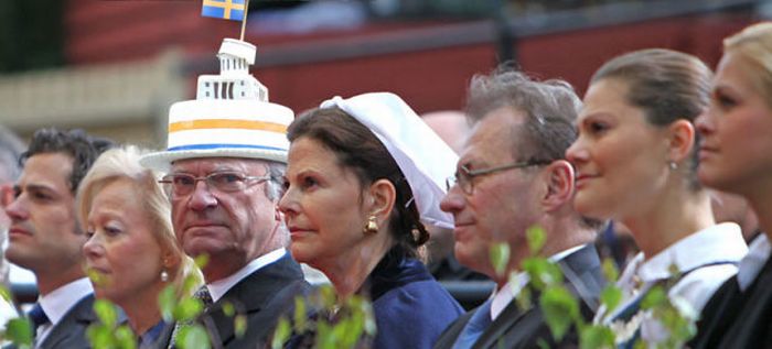 Как шведы украшают своего короля (22 фото)