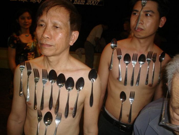 Соревнования людей-магнитов во Вьетнаме (17 фото)