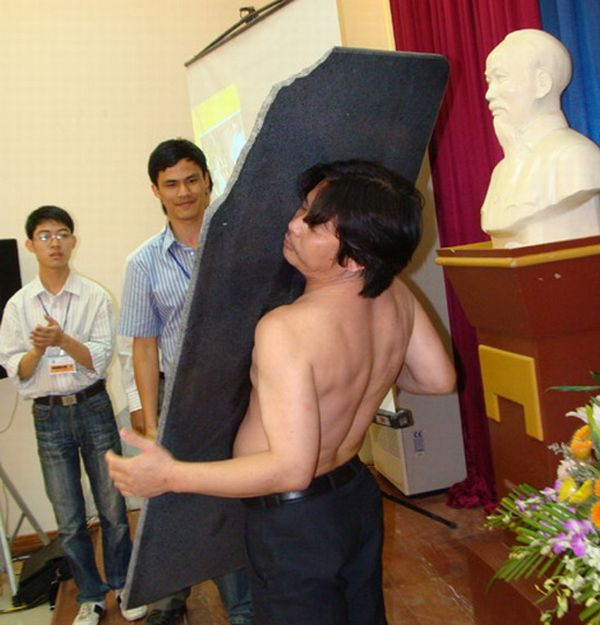Соревнования людей-магнитов во Вьетнаме (17 фото)