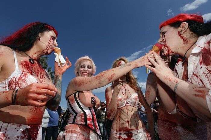 Женщины-зомби в Каннах (28 фото)