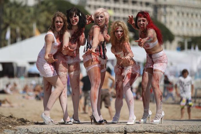 Женщины-зомби в Каннах (28 фото)