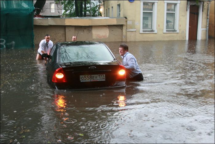 Вчерашний потоп в Москве (14 фото)
