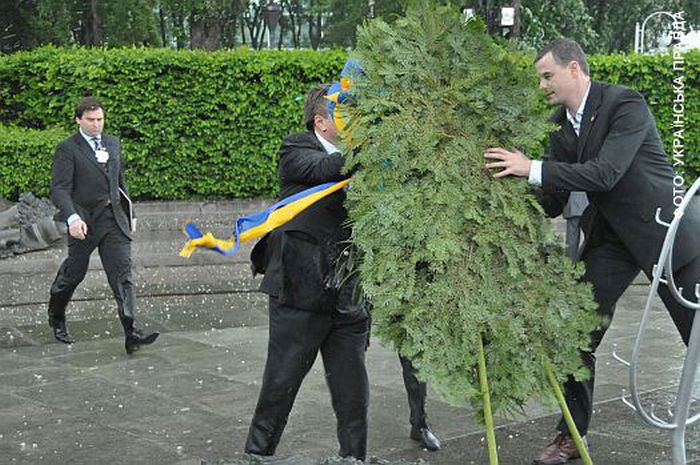 На президента Украины упал венок (8 фото + видео)