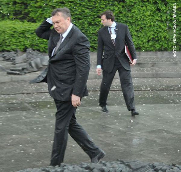 На президента Украины упал венок (8 фото + видео)