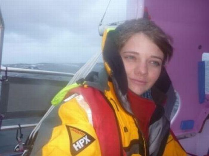 16-летняя девочка и ее розовая лодка (44 фото)