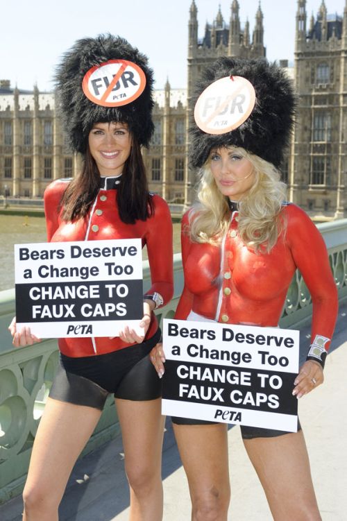 Активистки PETA против медвежьих шапок (10 фото)
