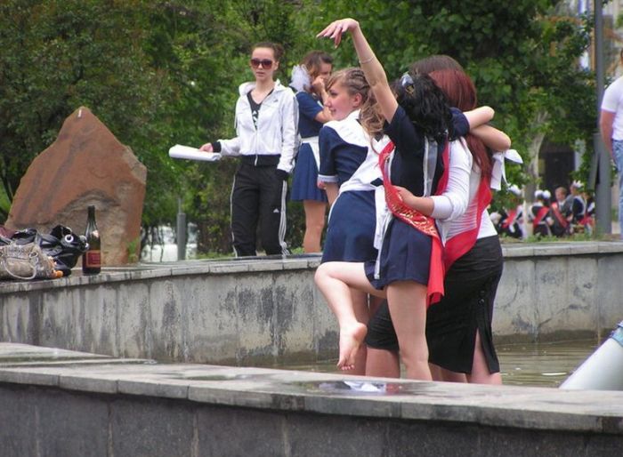 выпускницы в фонтане голые