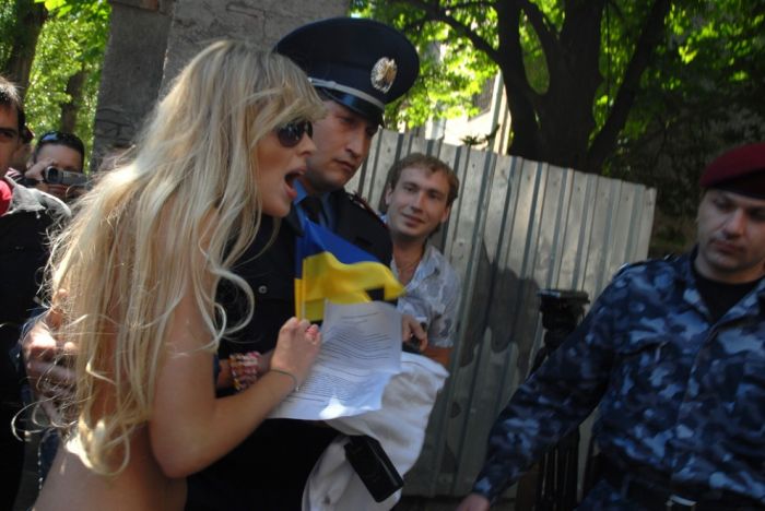 Femen за синие ведерки (17 фото) НЮ