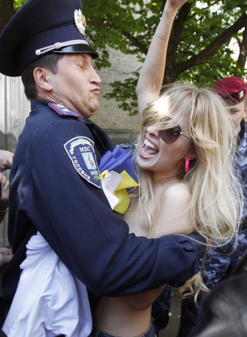 Femen за синие ведерки (17 фото) НЮ
