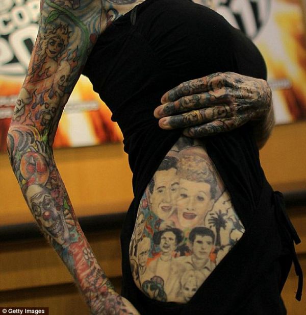 Самая татуированная женщина в мире (9 фото)