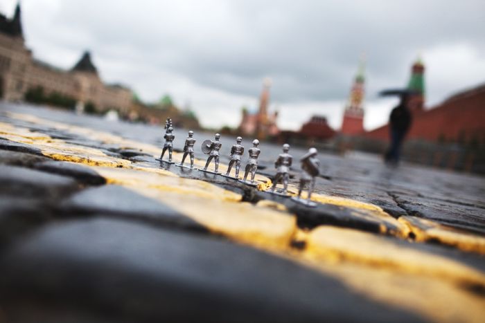 Парад игрушечных солдатиков на Красной Площади (53 фото)