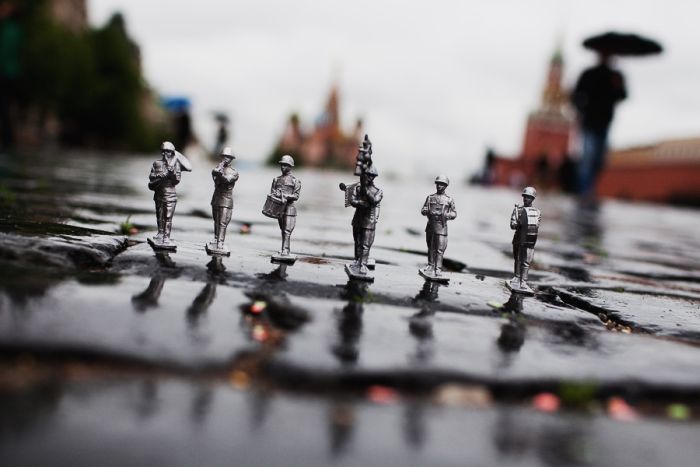 Парад игрушечных солдатиков на Красной Площади (53 фото)
