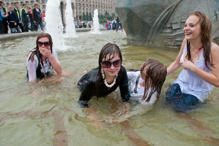 Киевские выпускники и выпускницы купаются в фонтанах (30 фото)