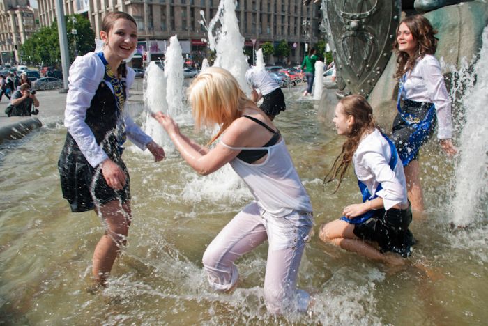 Киевские выпускники и выпускницы купаются в фонтанах (30 фото)