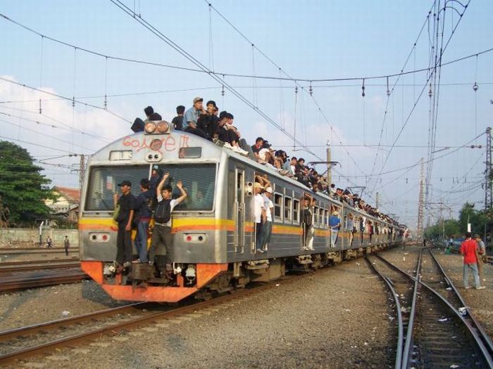 Переполенные поезда в Индонезии (26 фото)