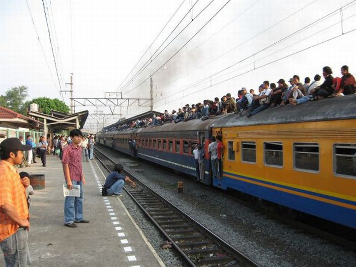 Переполенные поезда в Индонезии (26 фото)