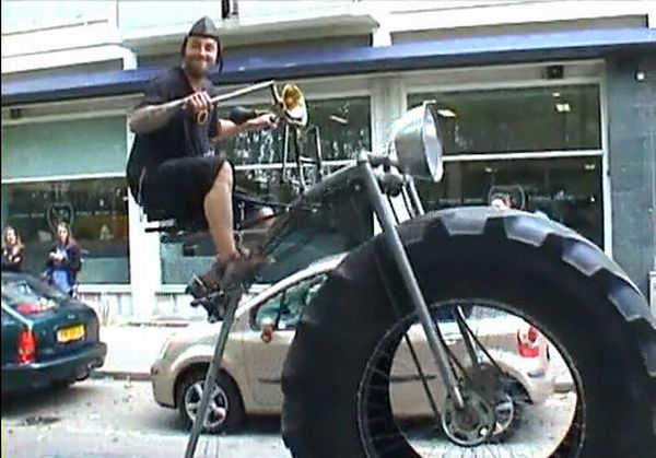 Гигантский трехколесный велосипед (5 фото + видео)