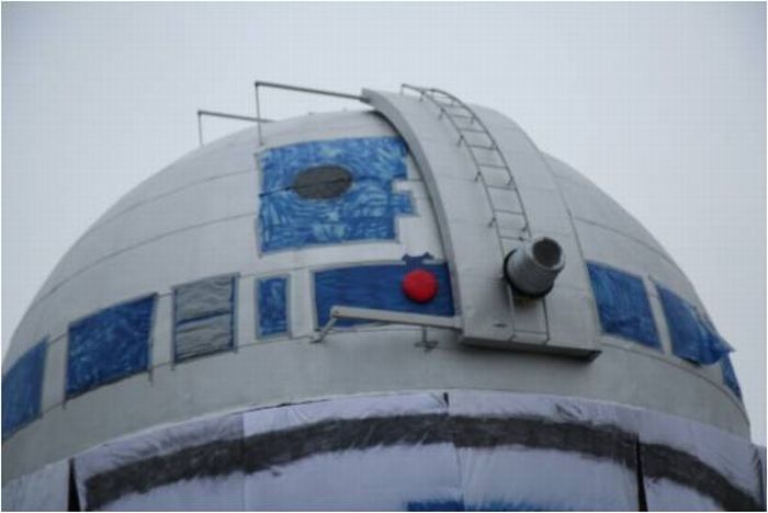 Потрясающий флешмоб. Обсерваторию превратили в робота R2-D2 (6 фото + видео)