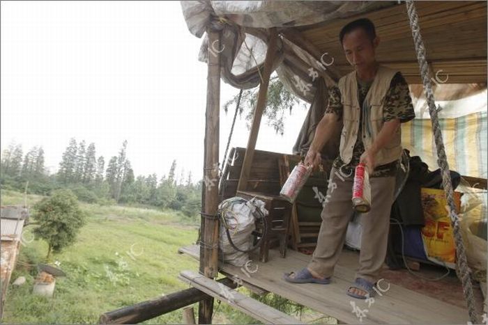 Китайский фермер воюет с государством с помощью самодельной пушки (16 фото)