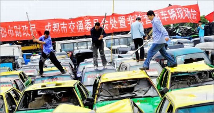 Китайские таксисты уничтожают нелегальные такси (4 фото)