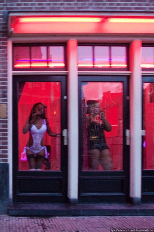 Районы красных фонарей Брюсселя и Амстердама (39 фото)