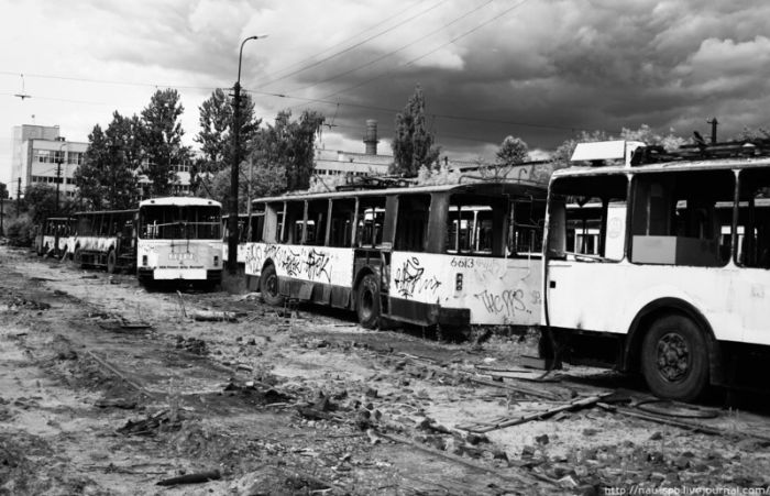 Кладбище троллейбусов (13 фото)
