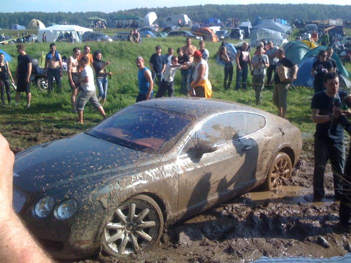 Пьяный водитель Bentley отжигает в грязи (23 фото)