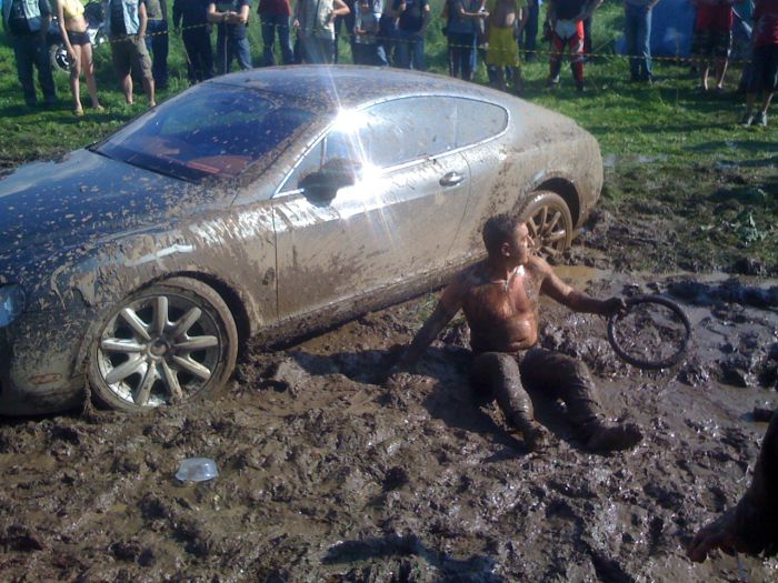 Пьяный водитель Bentley отжигает в грязи (23 фото)