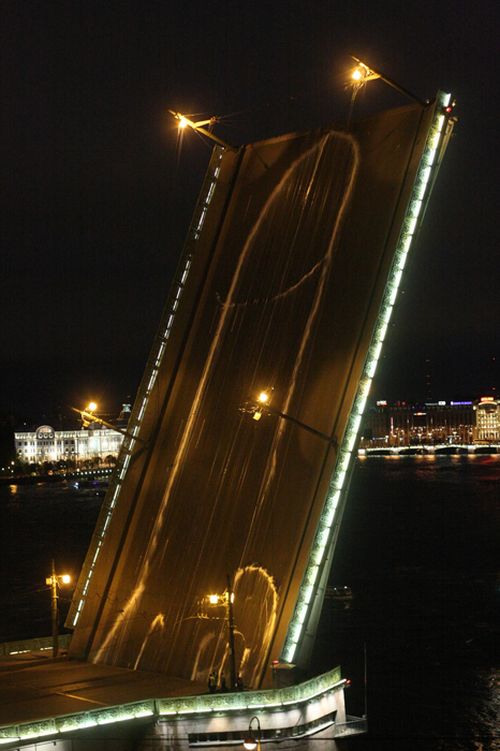 Кто и как нарисовал член на Литейном мосту в Питере (15 фото)